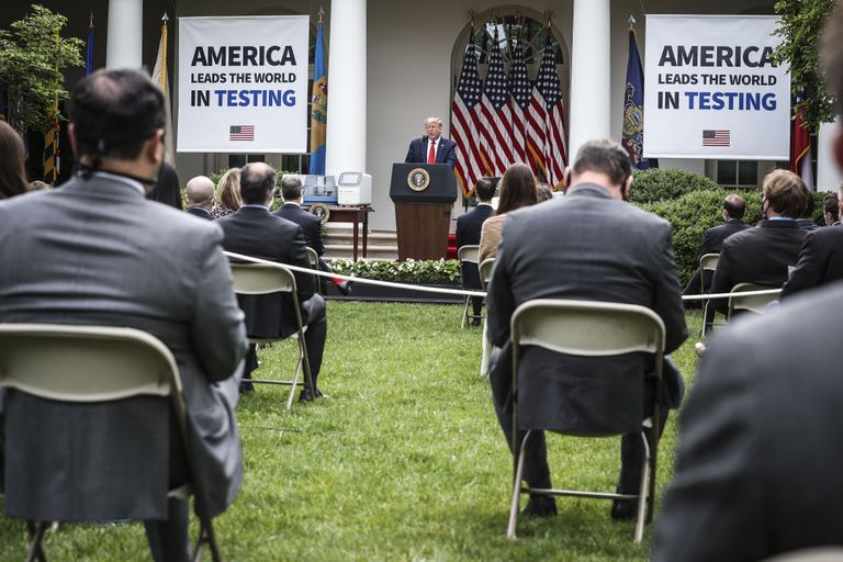 USA president Donald Trump rääkimas 11. mail Valge Maja Roosiaias toimunud koroonapandeemia teemalisel pressikonverentsil. Ta kõrval on näha loosungeid tekstiga, et USA on koroonaviiruse testimises juhtiv riik.