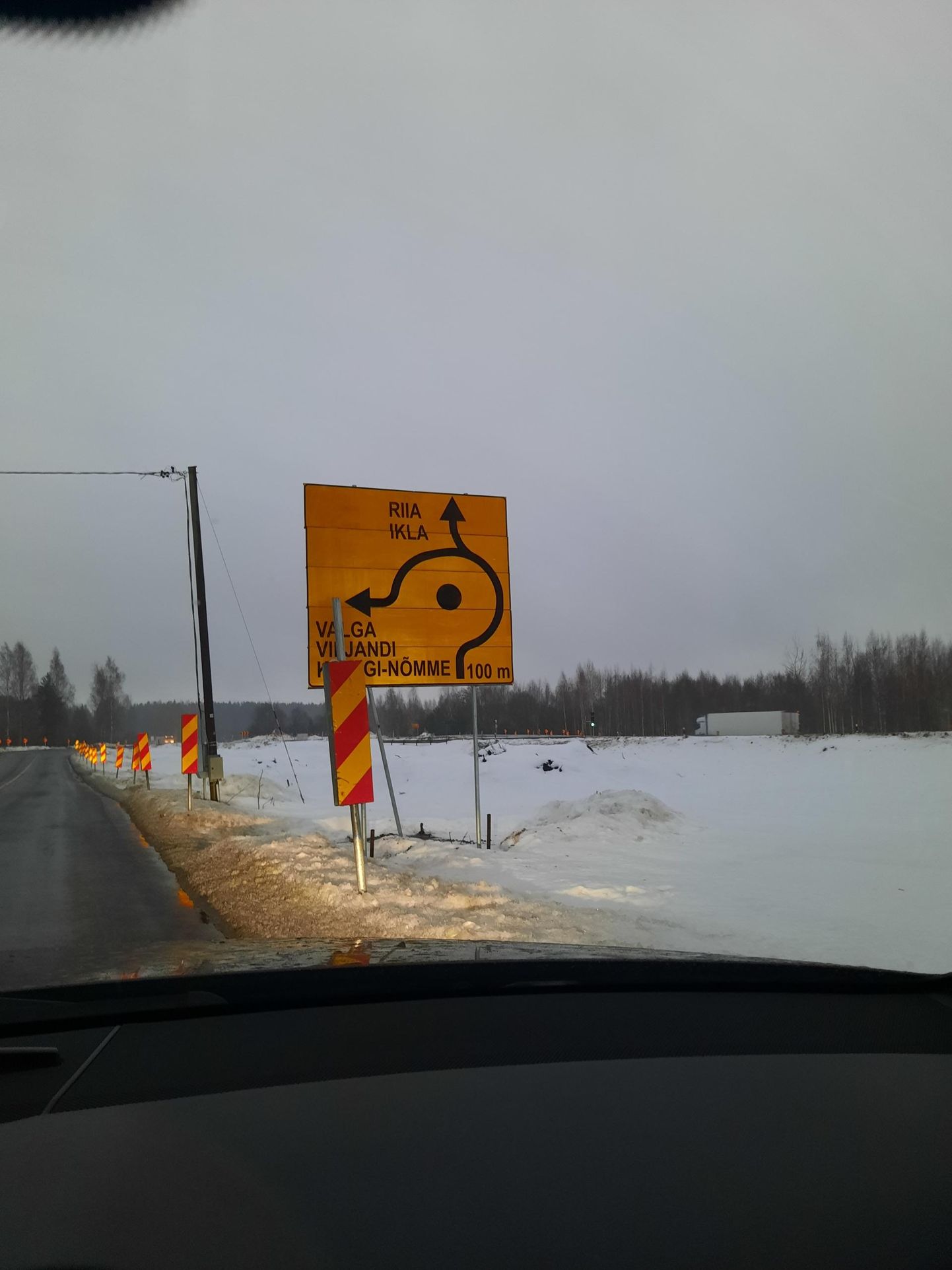 Eksitav infotahvel Pärnu–Uulu teel.
