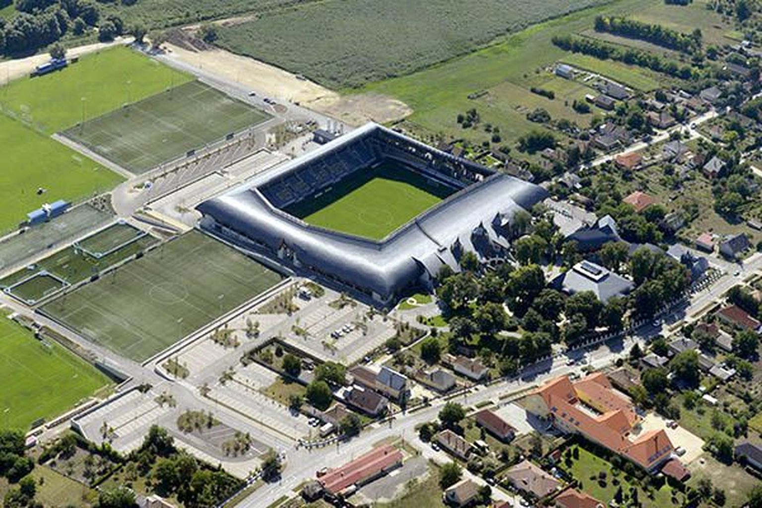 3500 külastajat mahutav Pancho Arena 1800 elanikuga Felcsúti küla ääres.