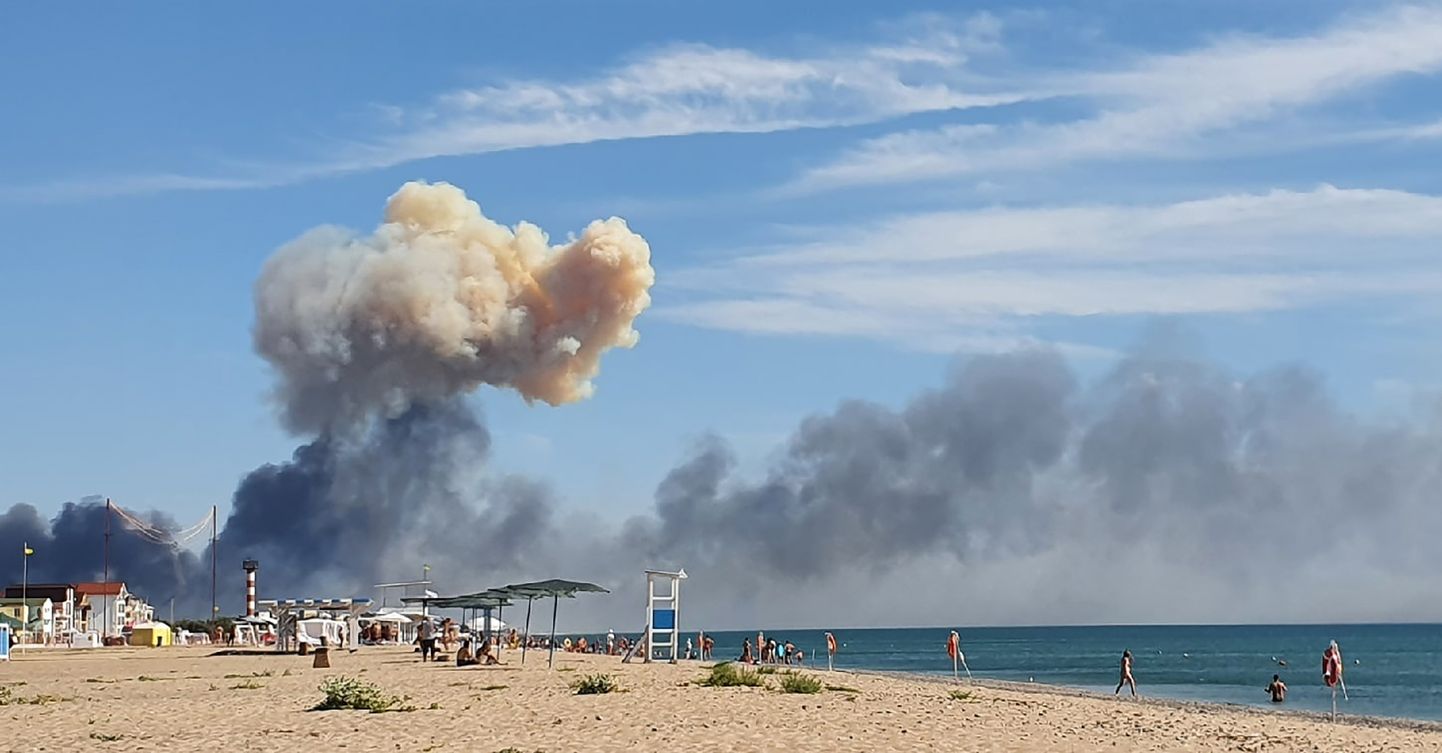 Дым над пляжами Крыма после взрывов 9 августа 2022 года