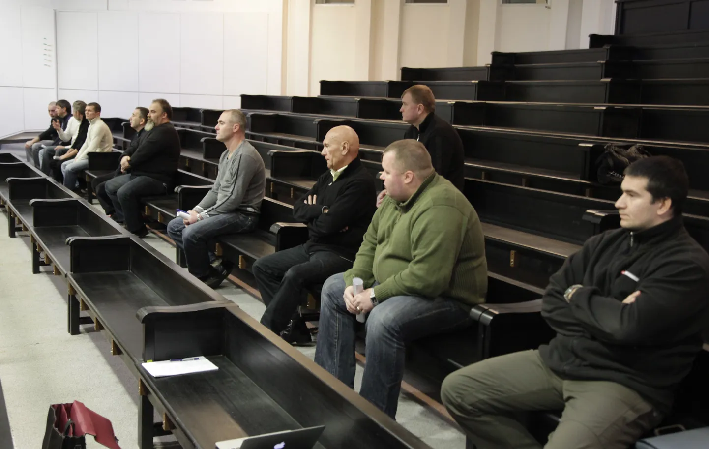 Harju Maakohtus algas kakao-ubade ja masuudi varguse ja müügiga ning rahapesuga seotud kohtuprotsess, millel oli 14 süüdistatavat. Pildil vasakult ROMAN BOLEZIN, STANISLAV OMELCHENKO, ALEKSANR ŠEIBAK, VOLDEMAR KARKUS, VLADIMIR VASSILJEV, ANATOLI SATSJUK, GEORGI GRIGORJEV, MIHHAIL ŠEIBAK, STEPAN ZUBKEVITSH, PAVEL GUROV ning rida taga pool OLEG GUBAREV.