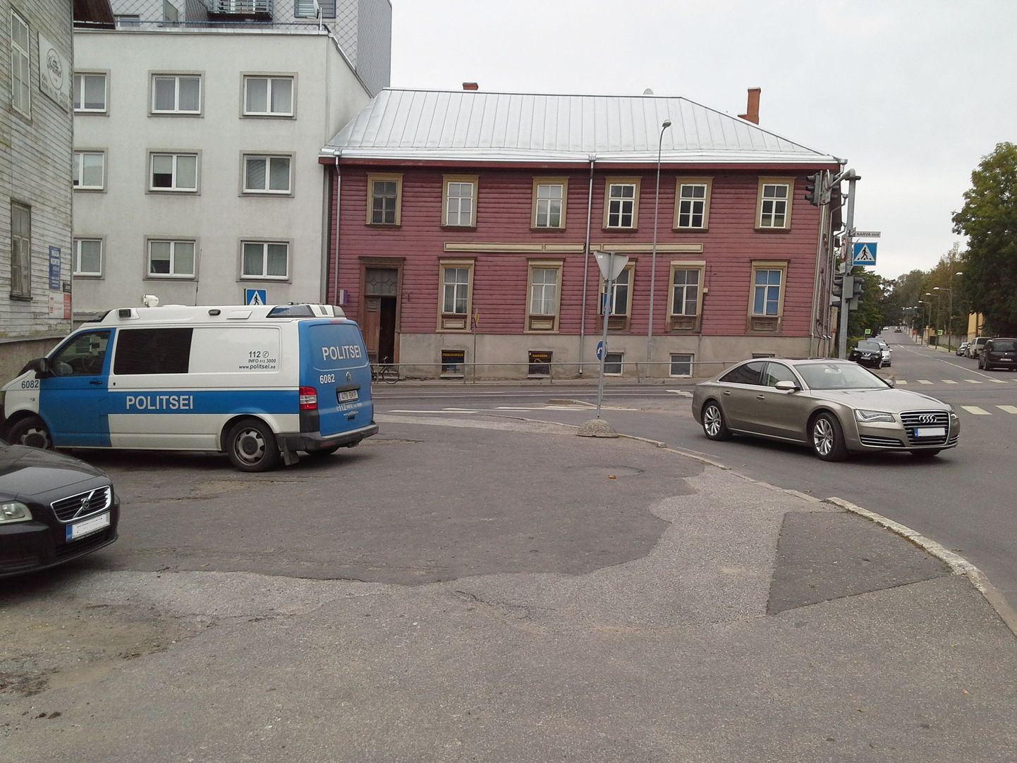 Politseinikud saabusid pärast avariid Narva mnt äärde õnnetuspaigale sündmuskohta uurima.