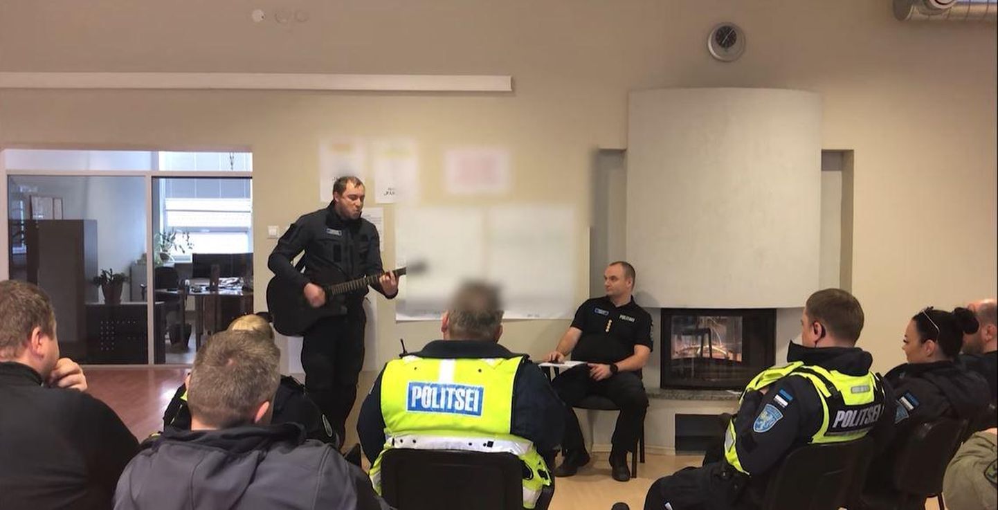 Pärnu politseijaoskonna liikluspolitseinik Andris Avamere tegi kolleegidele muusikalise etteaste.