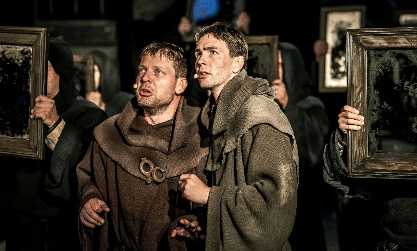 William (Andres Mähar) ja Adso (Karl Laumets) vana kloostri mõistatust lahendamas.
