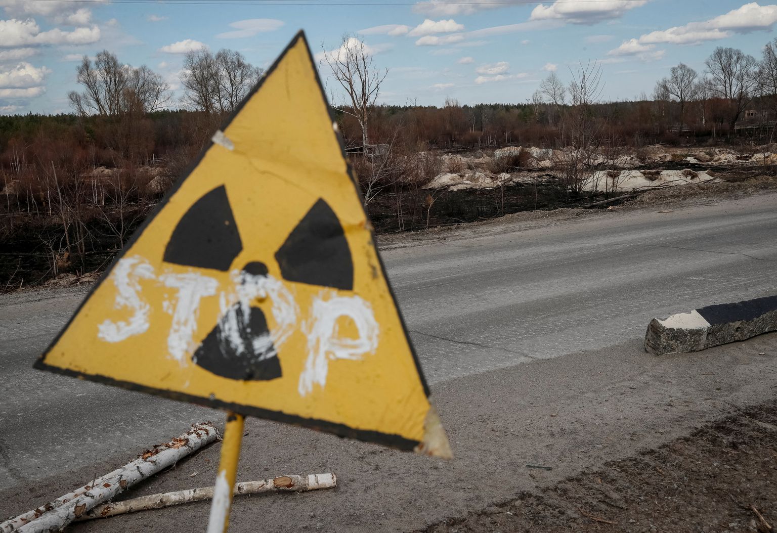 Предупреждающий о радиации знак в Чернобыле.