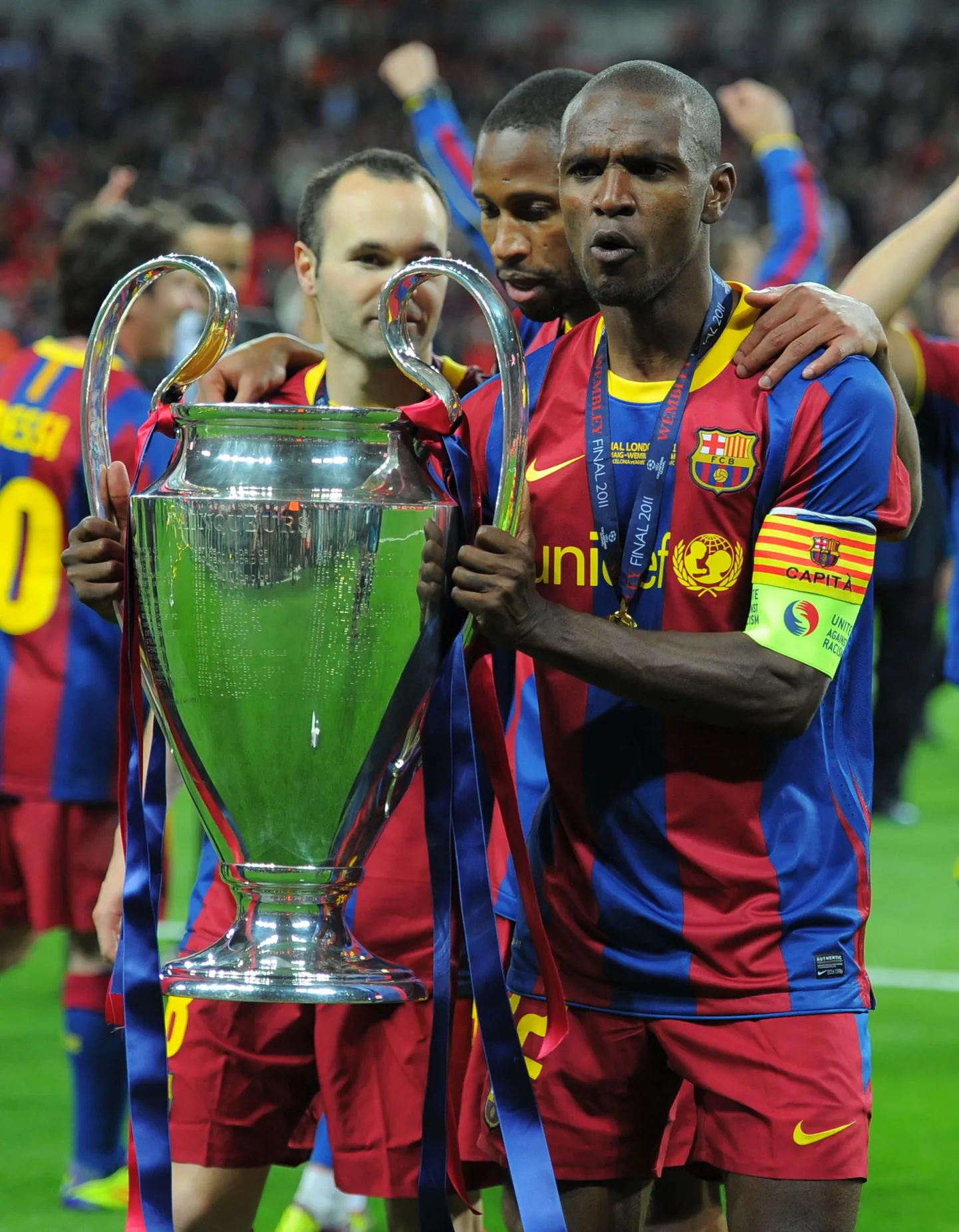 Eric Abidal (paremal) mullu Meistrite Liiga võidukarikaga.