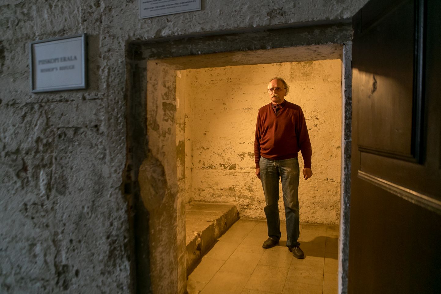 OLAVI PESTI seisab kambrikeses, mida on aastakümneid turistidele esitletud kui piiskopi "puutumatuse ruumi". Tegelikult oli see vana mehe viimane elupaik enne tapmist.