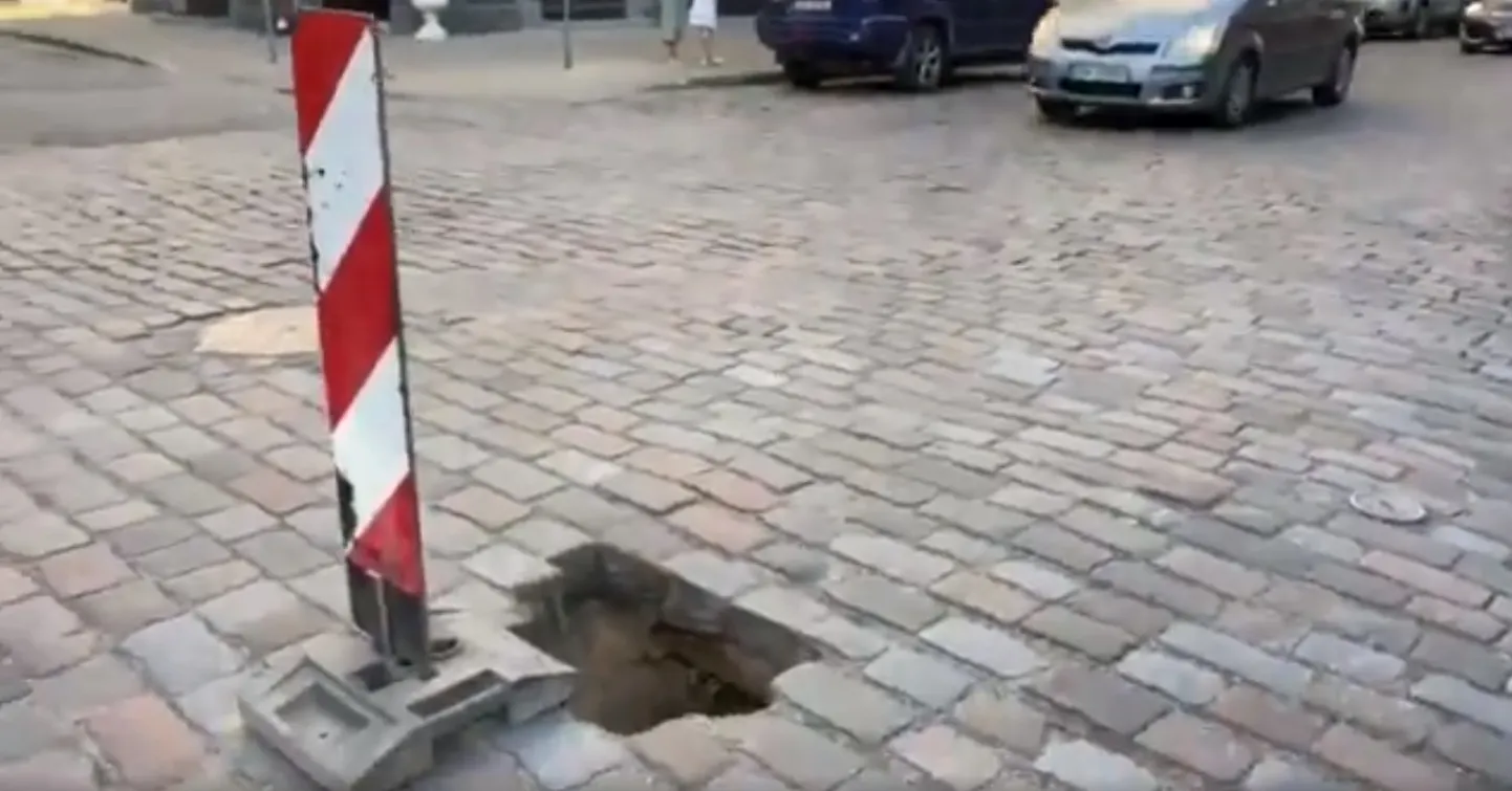 Ģertrūdes ielas bruģī brauktuves vidū izskalots caurums