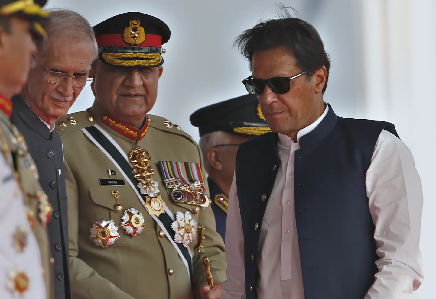 Pakistani ekspeaminister Imran Khan (paremal), novembri lõpus ametist lahkuv armeejuht kindral Qamar Javed Bajwa (keskel) ja endine kaitseminister Pervez Khattaq võtavad fotol osa sõjaväelisest paraadist, millega tähistati kevadel, 23. märtsil Pakistani rahvuspäeva.