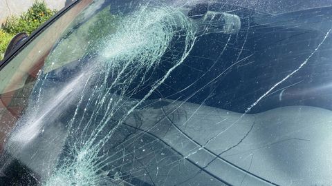 Видео ⟩ Вандалы разбили лобовое стекло машины и попали в поле зрения камеры наблюдения