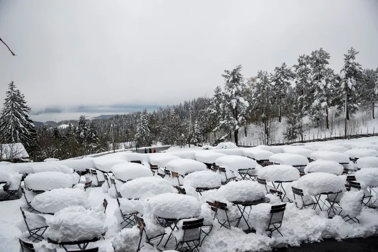 Lumega kaetud Frognerseteren Cafe väliterrass Norras Oslo lähedal