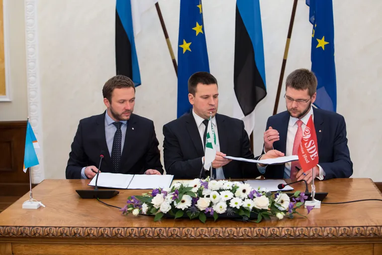Keskerakonna esimees Jüri Ratas, Isamaa ja Res Publica Liidu (IRL) esimees Margus Tsahkna ning Sotsiaaldemokraatliku Erakonna esimees (SDE) Jevgeni Ossinovski allkirjastamas Toompea lossi Valges saalis koalitsioonilepingut. Foto: