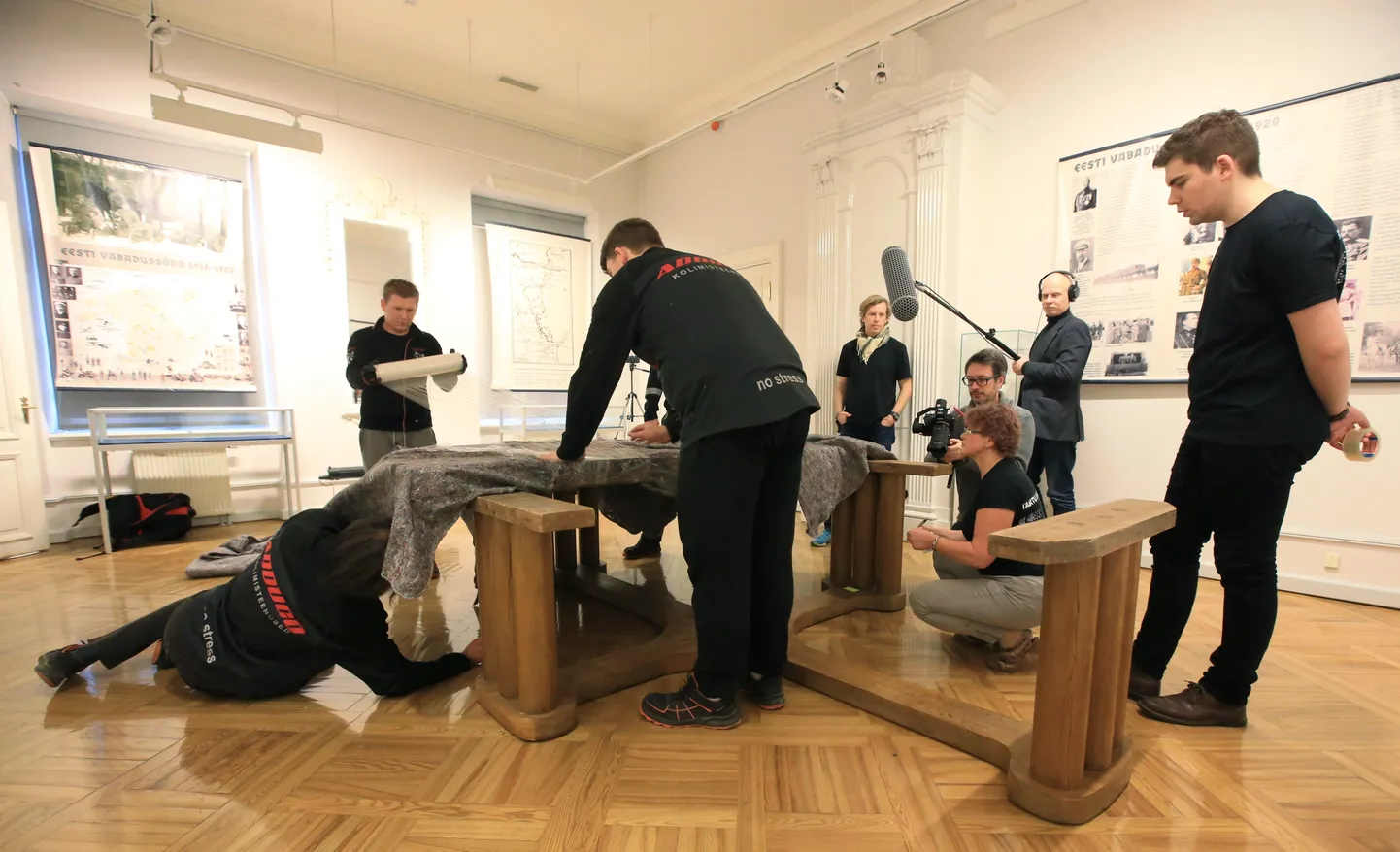 Tartu rahu läbirääkimiste laud tuli linnamuuseumis lahti monteerida.