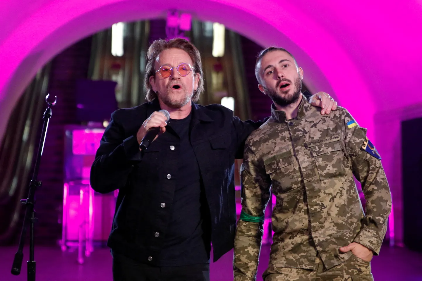 Bono koos praegu Ukraina armees teeniva Taras Topolja laulmas.