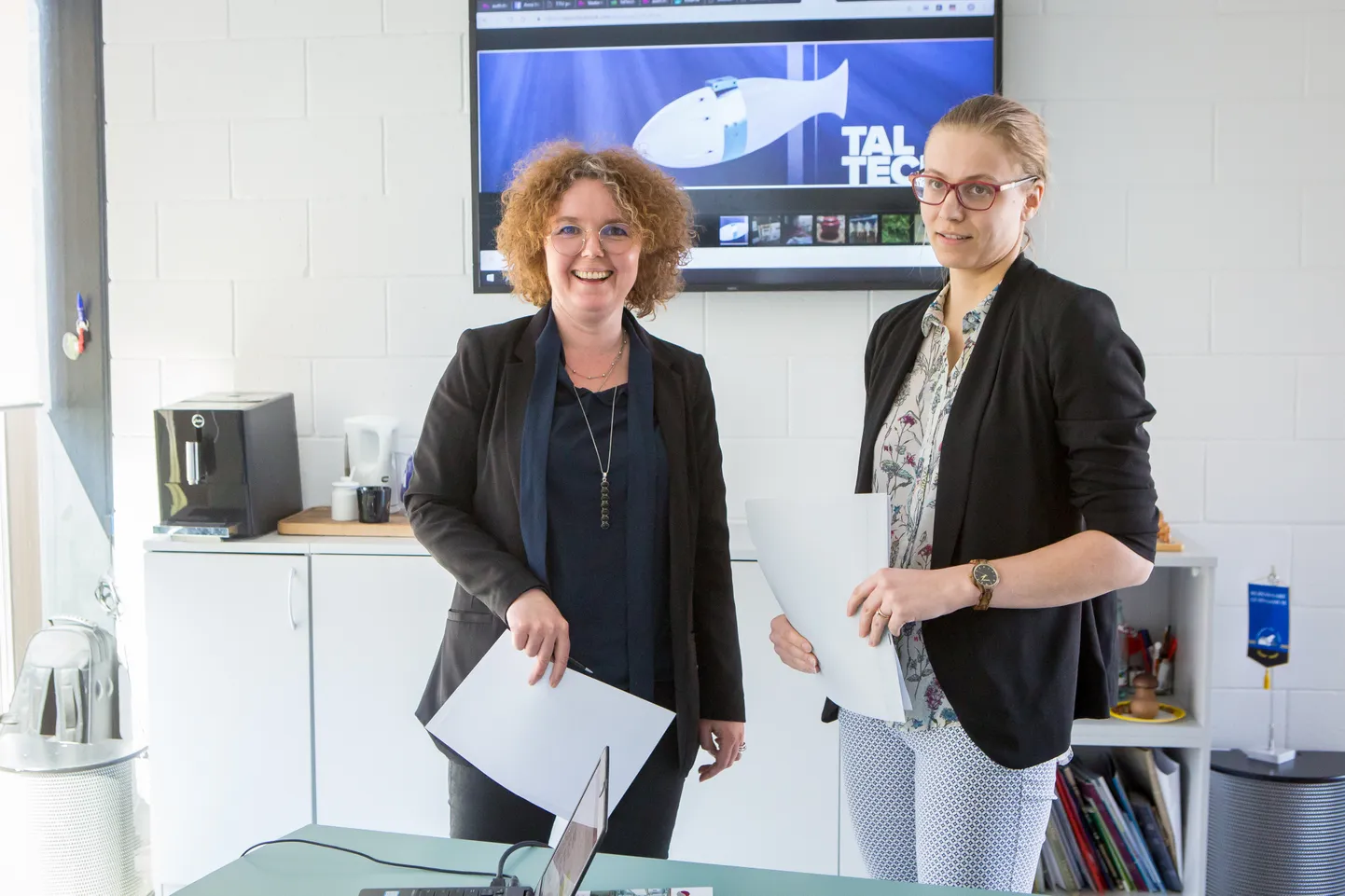 SAARE NAISED: Anni Hartikaineni (vasakul) laboriplaani aitab ellu viia Eesti maaülikoolis toidutehnoloogia erialal kõrghariduse omandanud ja Tallinna tehnikaülikoolis tootearenduses magistrikraadi saanud Liisa Kiiker.