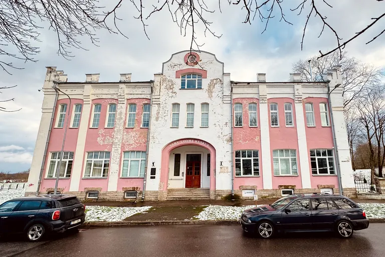 Vabaduse t 20 asuv maja on mänginud Silvia Ilmenskaja elus tähtsat rolli, seal oli tema esimene elukoht ja viimane töökoht. Silmapaistev hoone ehitati 1912. aastal Peetri koguduse majaks ja seal tegutses algul Peetri kiriku kool, hiljem eesti algkool, Narva II keskkool ja muusikakool. Nüüd on see koduks Narva eesti majale, eakate liidule ja mitmele teisele asutusele.