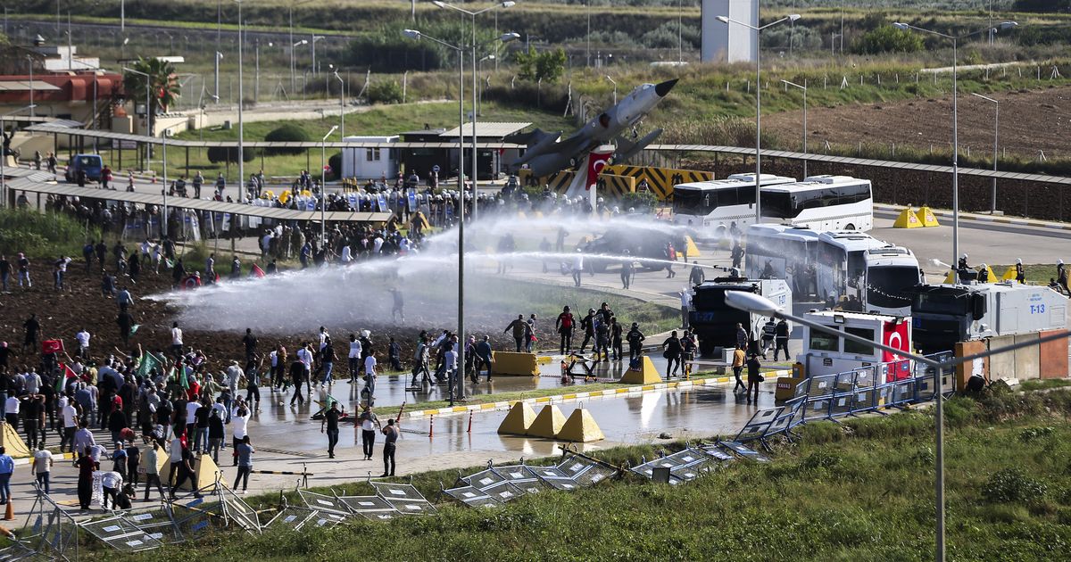VIDEOD ⟩ Türgi politsei ajas pisargaasiga laiali NATO õhuväebaasi tungida püüdnud Palestiina meeleavalduse