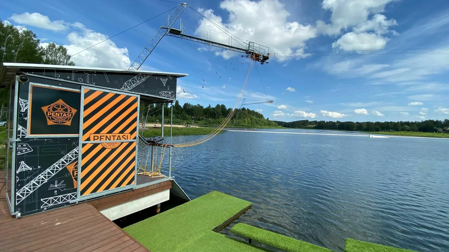 Värskelt avatud veelauapark Põlva rannas, pildilt paistavad stardikoht ja juhtimismajake.
