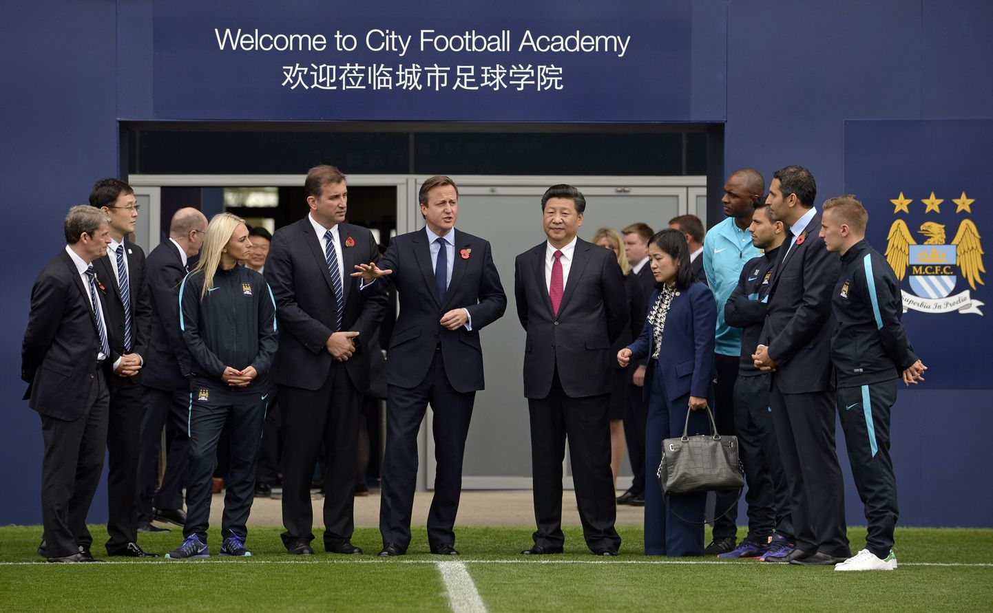 Suurbritannia peaminister David Cameron (keskel vasakul) ja Hiina president Xi Jinping (keskel paremal) Manchester City jalgpalliakadeemias.