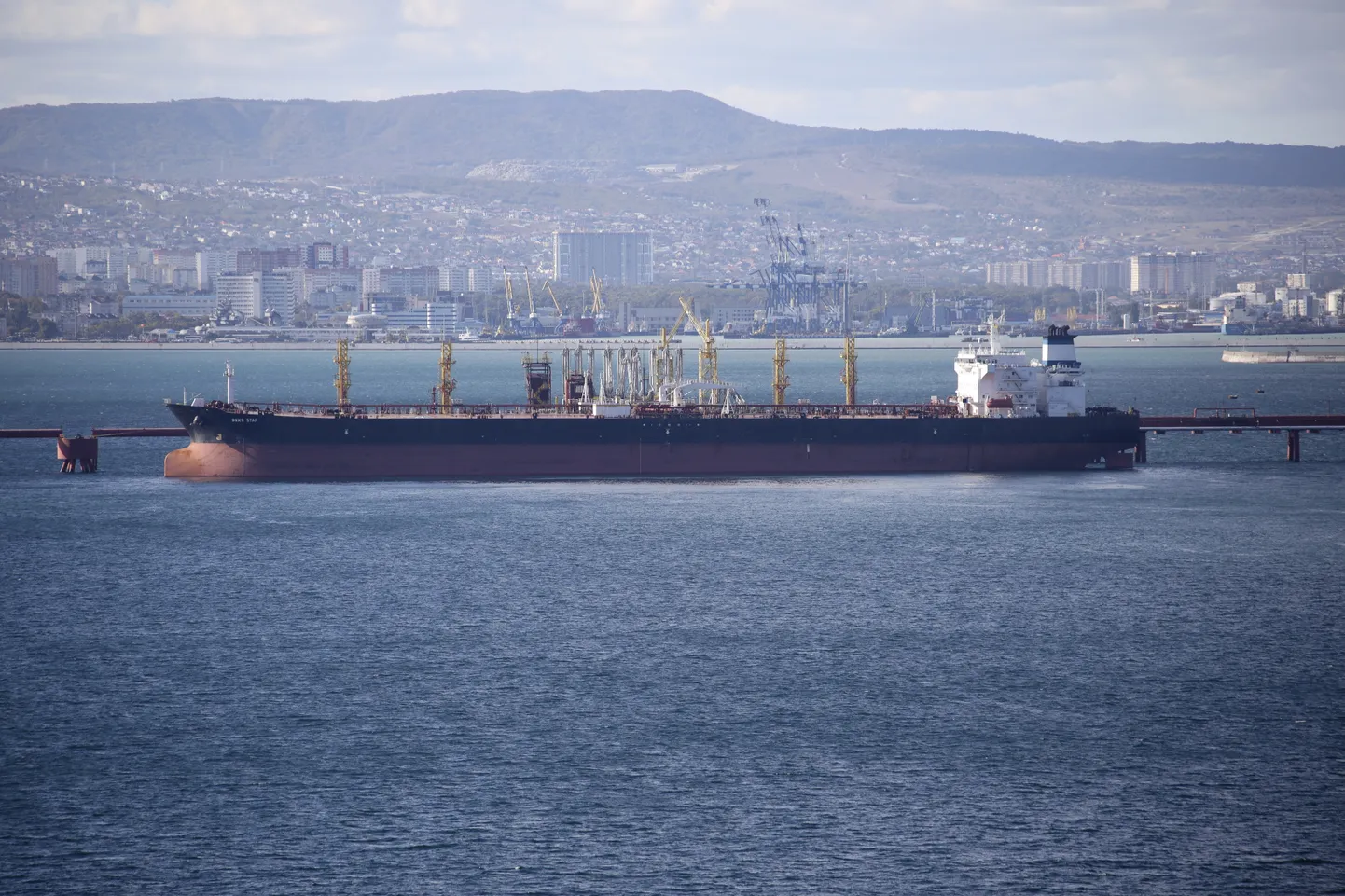 Tanker Transnefti naftaga Novorossiiski sadamas