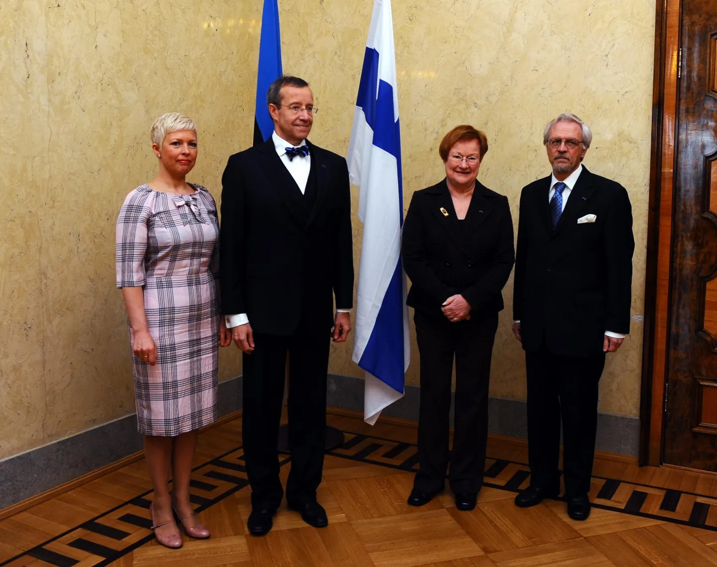 Presidendi abikaasa Evelin Ilves, president Toomas Hendrik Ilves, Soome president Tarja Halonen ja tema abikaasa Pentti Arajärvi Eesti riigivisiidil. FOTO RAIGO PAJULA/POSTIMEES FOTO: Raigo Pajula