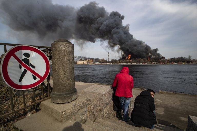Venemaal Peterburis Neeva jõe kaldal lahvatas leekidesse ajalooline vabrikuhoone