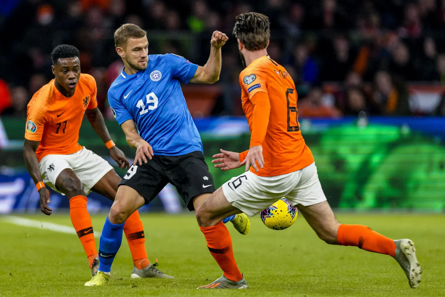 Ken Kallaste (sinises) Eesti koondise matšis Hollandi vastu.