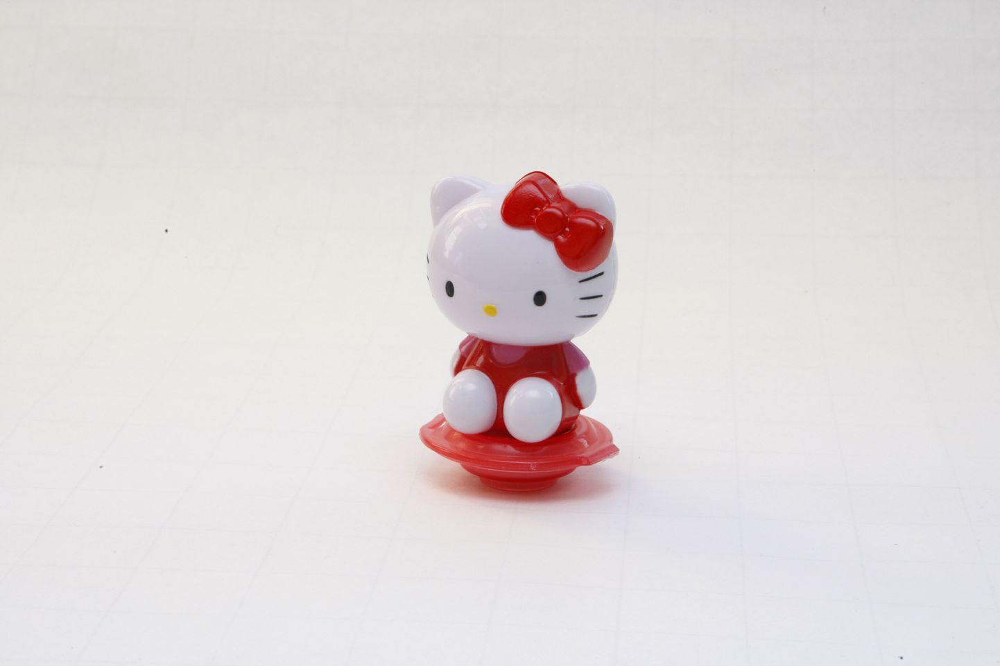Pildil Hello Kitty mänguasi.