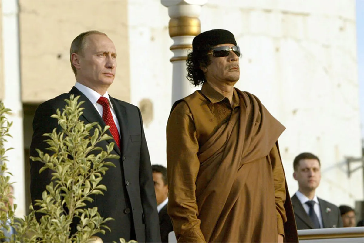 Krievijas prezidents Vladimirs Putins un Lībijas līderis Muamars al Kadāfi tikšanās laikā Lībijā