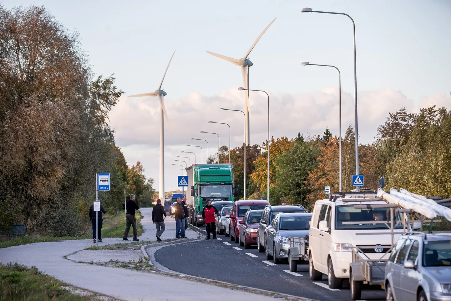Praamijärjekord Virtsu sadamas 2024. aasta jaanide ajal.