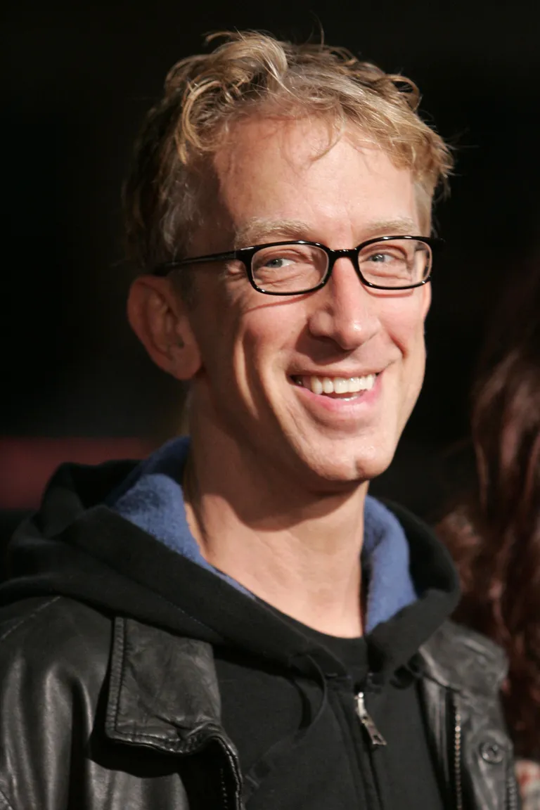 Andy Dick süüdistati ebasobivas puudutamises ja krabamises.
