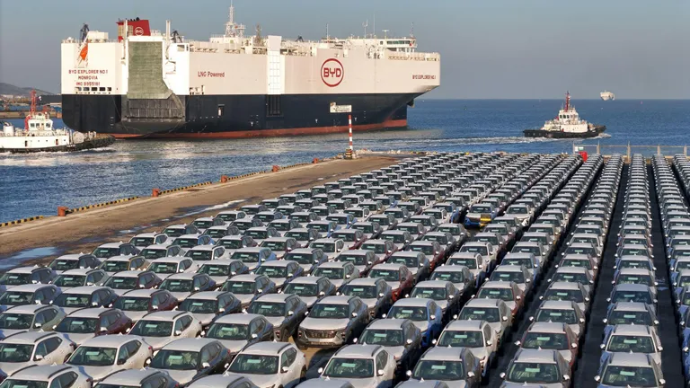 Судно с электромобилями BYD покидает китайский порт Яньтай 10 января.
