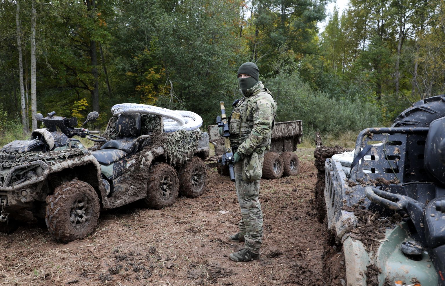 Nacionālo Bruņoto spēku karavīrs Krāslavas novada Robežniekos, kur uz Latvijas-Baltkrievijas robežas tiek uzstādīts Slovēnijas Aizsardzības ministrijas dāvinātais pagaidu žogs.