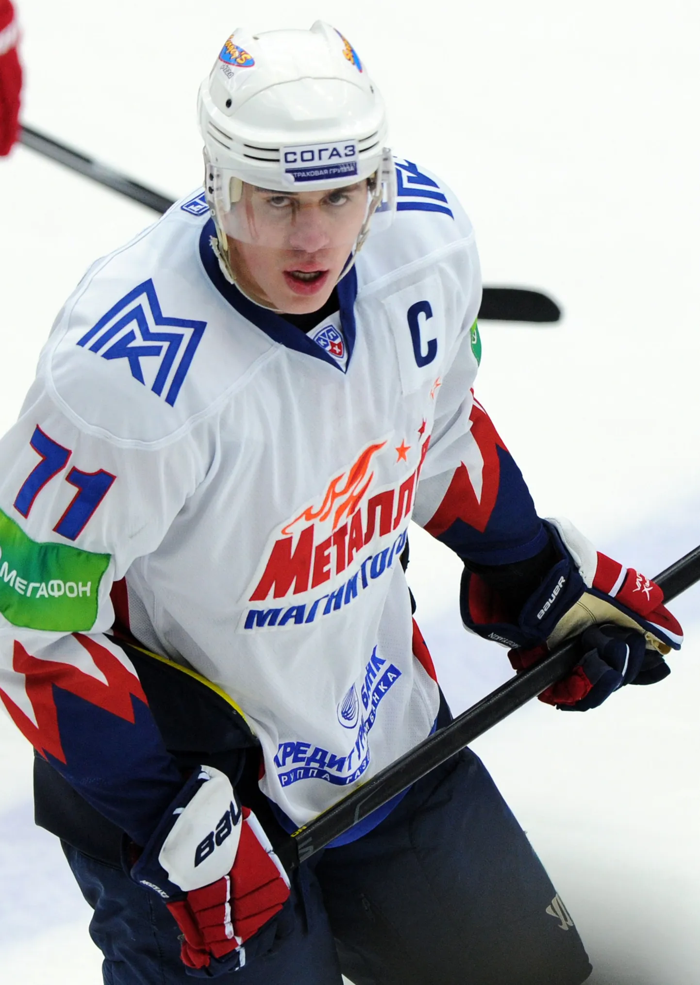 Евгений Малкин во время одного из матчей "Металлурга" в КХЛ.