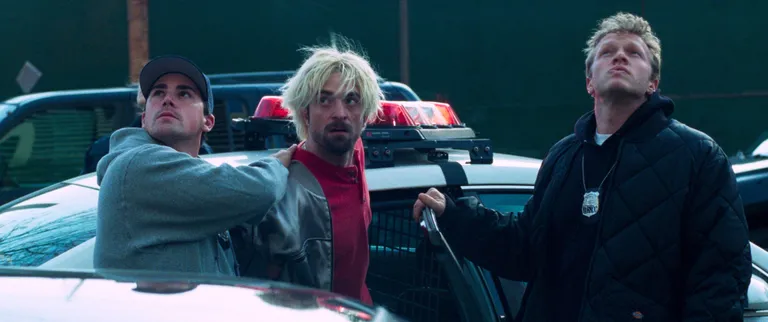 Robert Pattinson (keskel) filmis «Hea aeg».