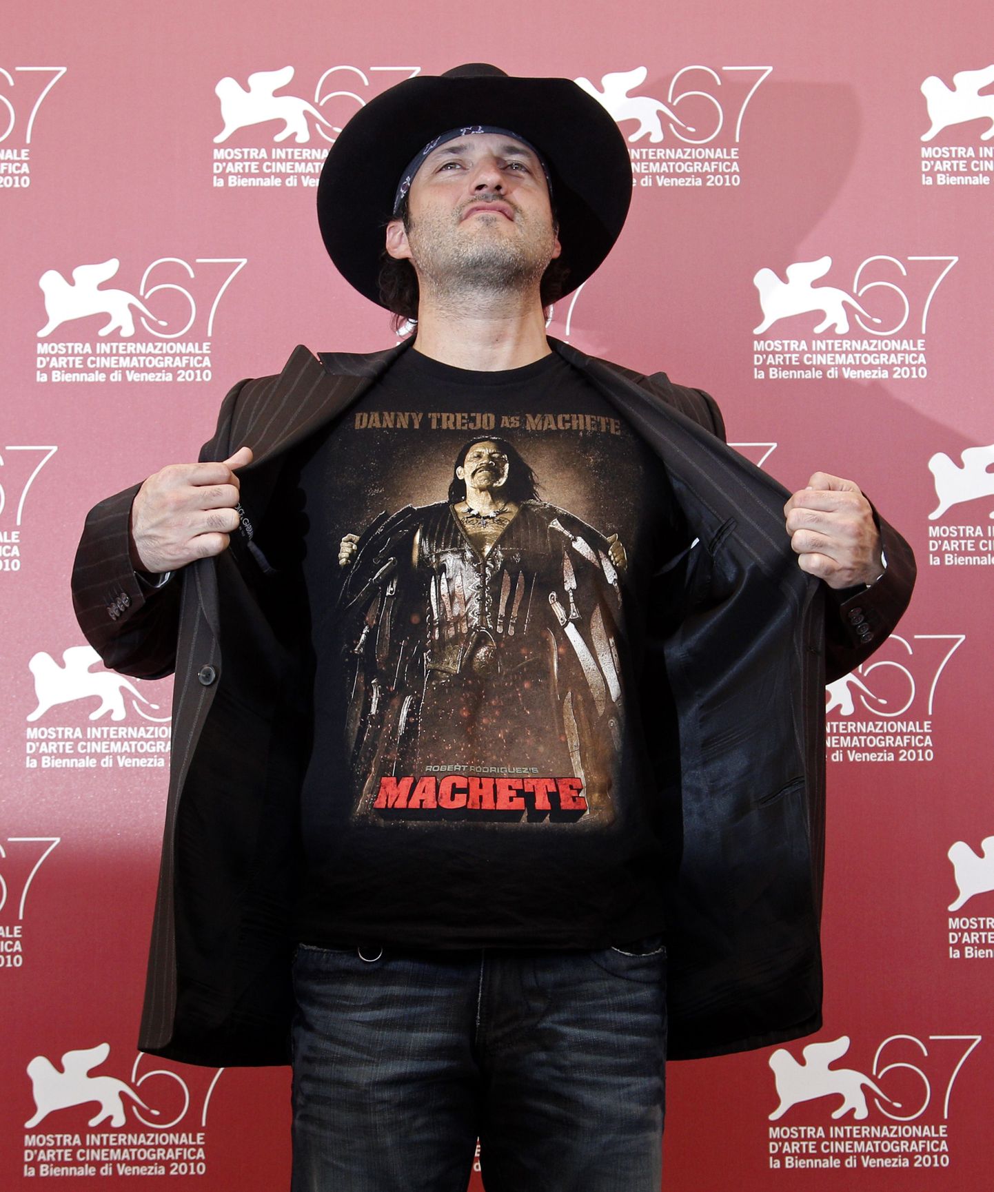 Režissöör Robert Rodriguez oma uue filmi «Machete» reklaamsärgiga