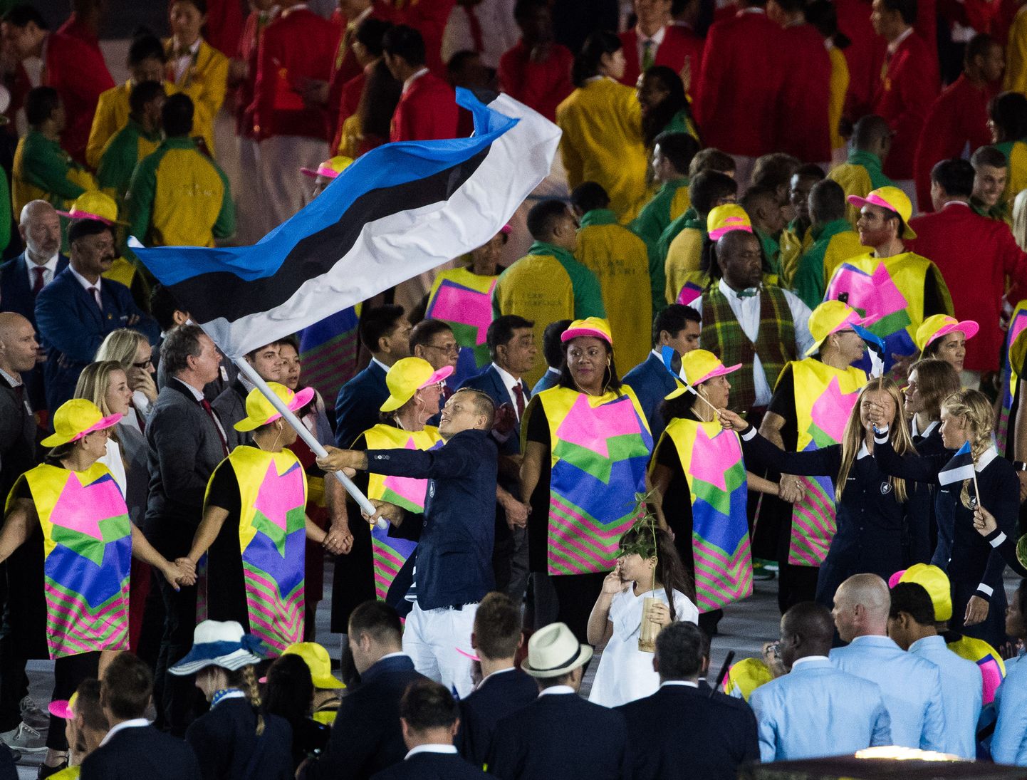 Purjetaja Karl-Martin Rammo kannab 2016. aasta Rio olümpia avatseremoonial Eesti lippu.