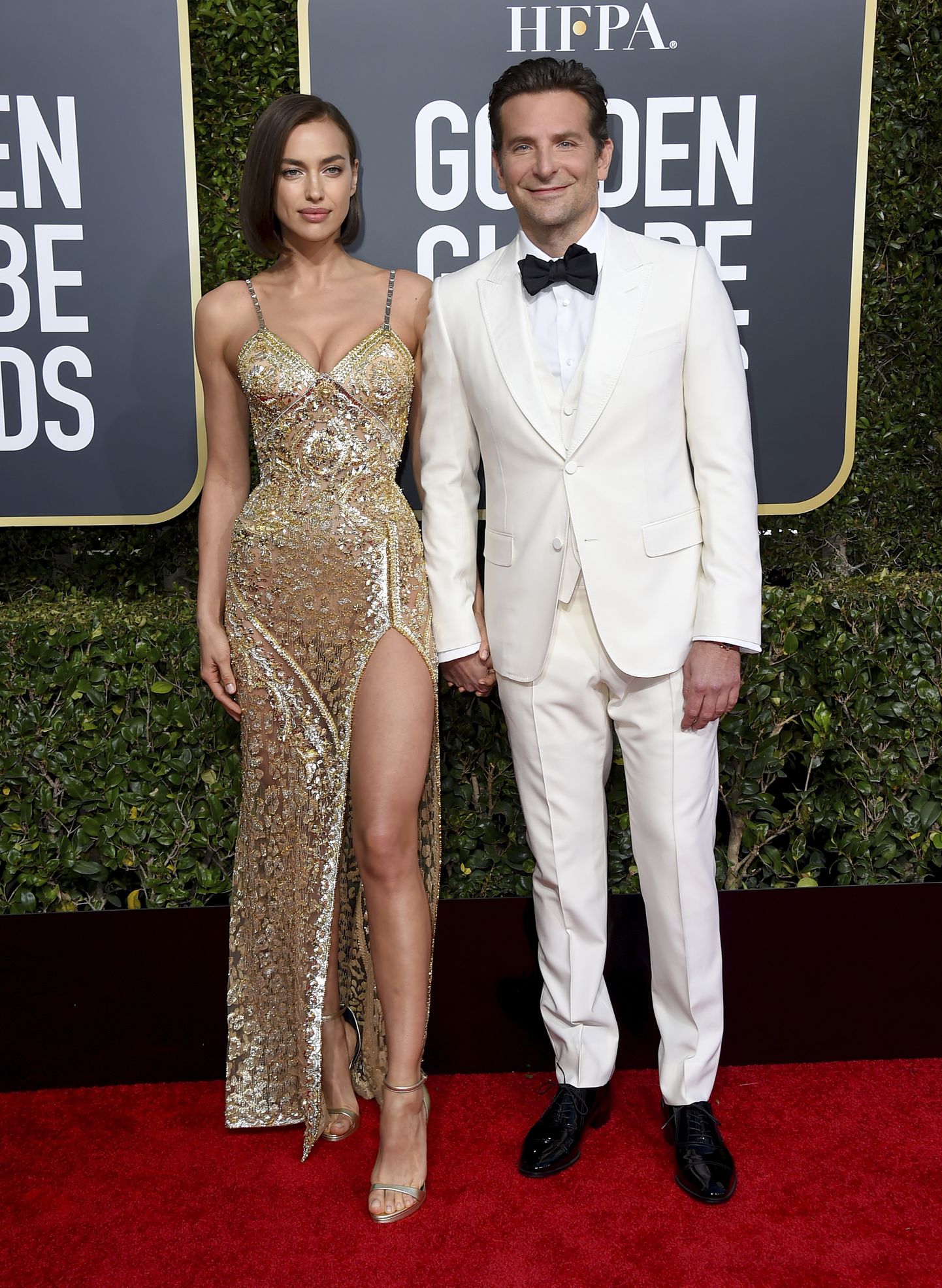 Irina Shayk ja Bradley Cooper Kuldgloobuste jagamisel.