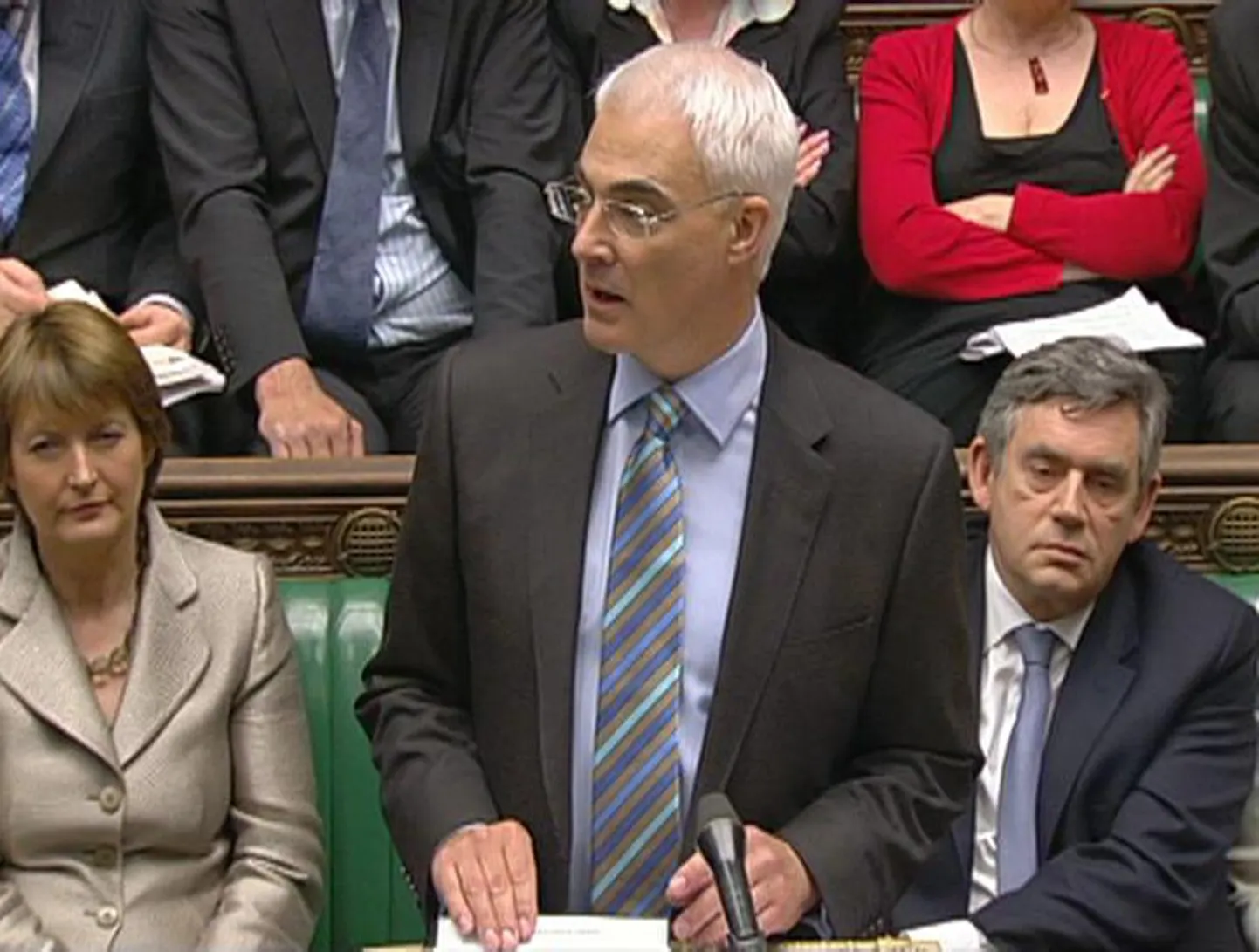 Briti rahandusminister Alistair Darling parlamendi alamkojas.