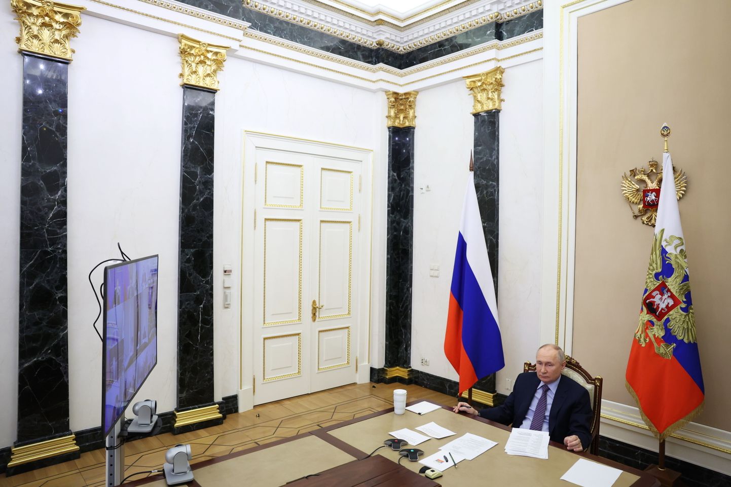 Venemaa president Vladimir Putin suhtleb oma valitsusega videosilla vahendusel.