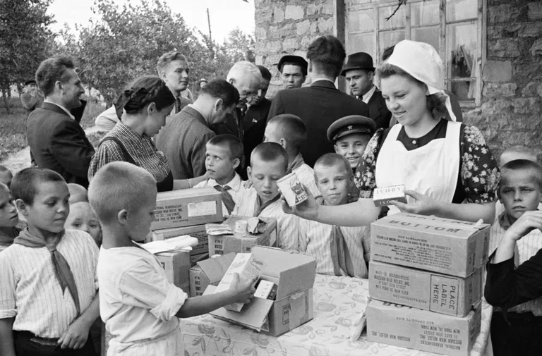 Lend-lease'iga saadud toidupakikeste jagamine Moskvas. / Scanpix