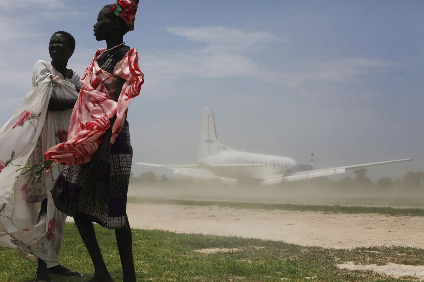 Lõuna-Sudaani naised võtavad vastu toiduabi Leeris 15. juulil 2014.