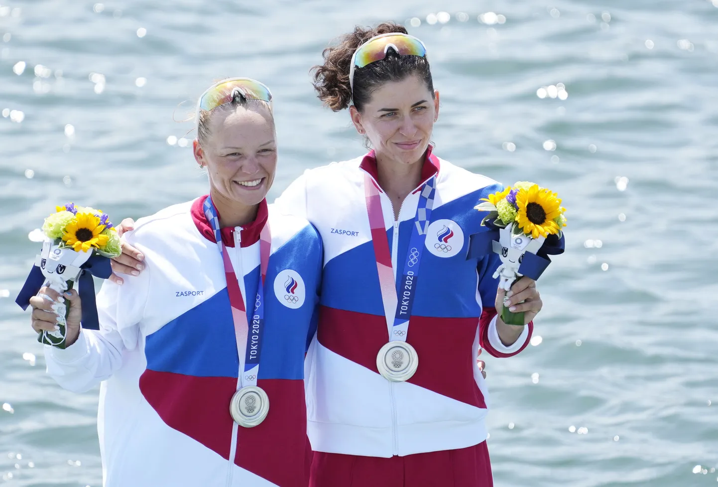 Venemaa sõudjad Vassilissa Stepanova (vasakul) ja Jelena Orjabinskaja võitsid Tokyo olümpial hõbemedali üksikaerulisel kahepaadil. Kui nad sõjaväega seotud klubisse ei kuulu, on nad ühed vähesed, kes ilmselt peagi taas võistelda saaksid.