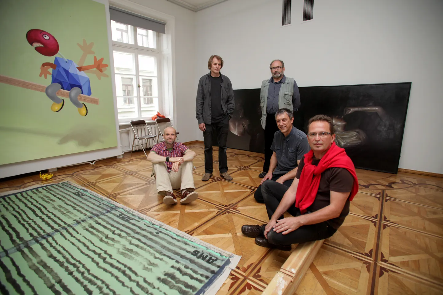Kaido Ole (vasakult), Jonas Gasiunas, Pawel Lubowski, Arvidas Zalpis ja Krizysztof Stanislavski tegid näituse kujundamisse vaheaja.