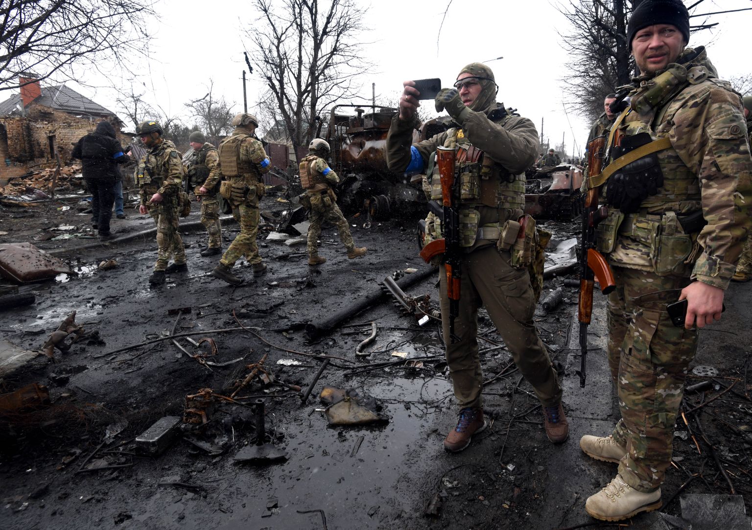 Ukraina sõdur jäädvustamas Butšas Vene vägede tekitatud hävingut ja inimeste tapmist