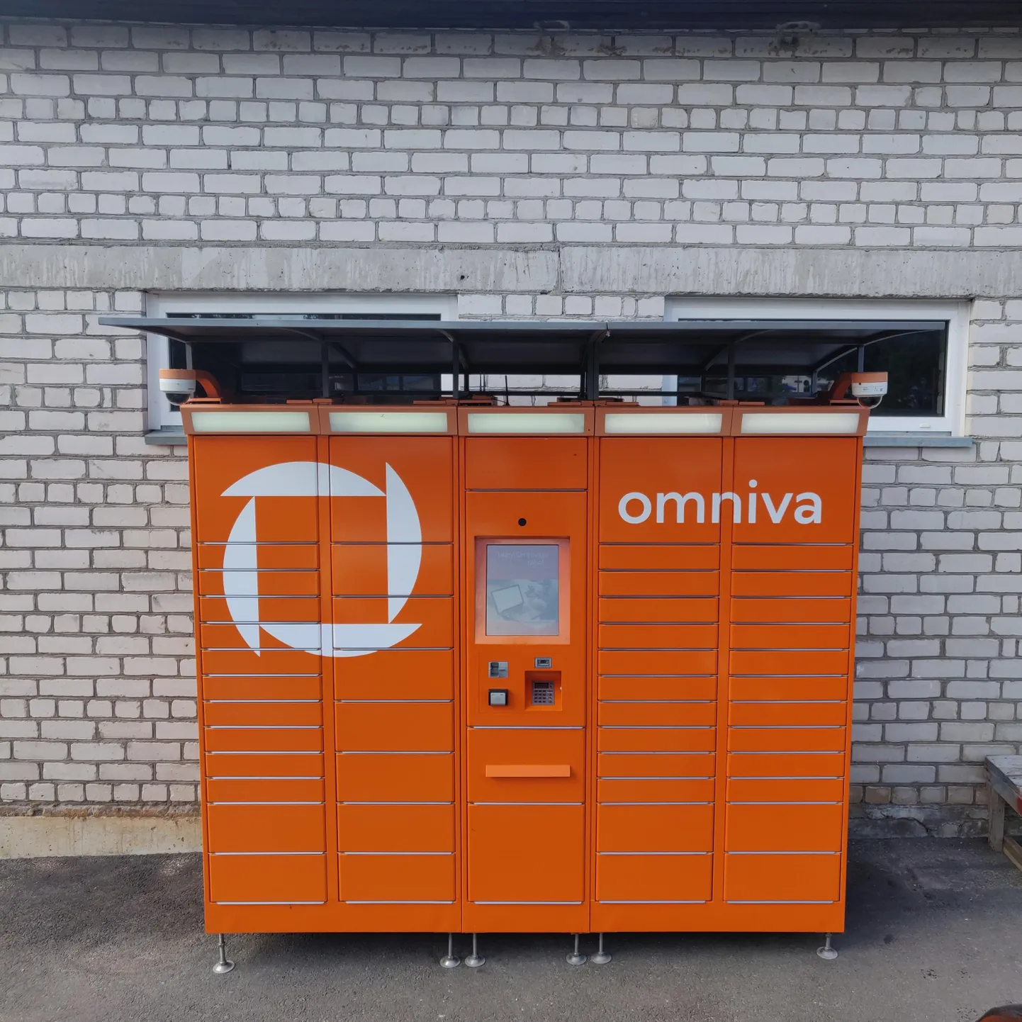 Simuna pakiautomaat asub Pargi tänaval.