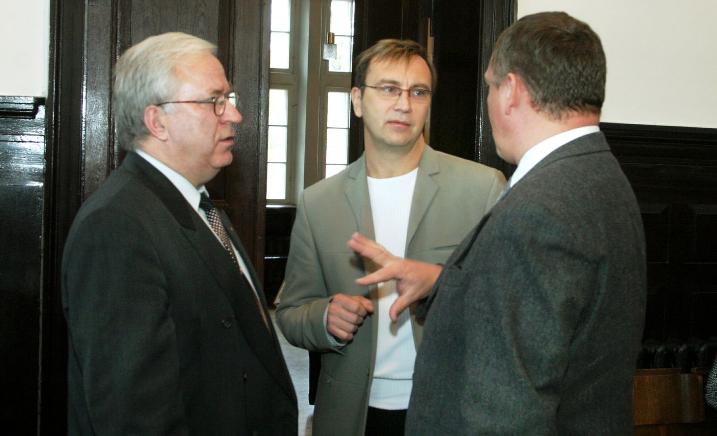 Pärnu linnavolikogu liige Jüri Lebedev (keskel)pooldab volikogu suures saalis ka opositsiooni nende ettepanekute arutelu, mis komisjonides maha hääletatakse.