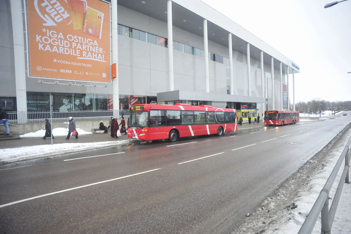 Tartu linnaliinibussid kaubamaja ees.