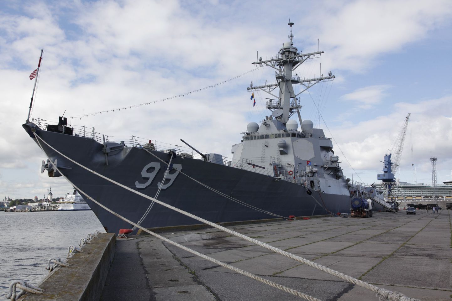 Tallinnas viibib USA sõjalaev USS FARRAGUT. Pildil alus Vanasadamas
