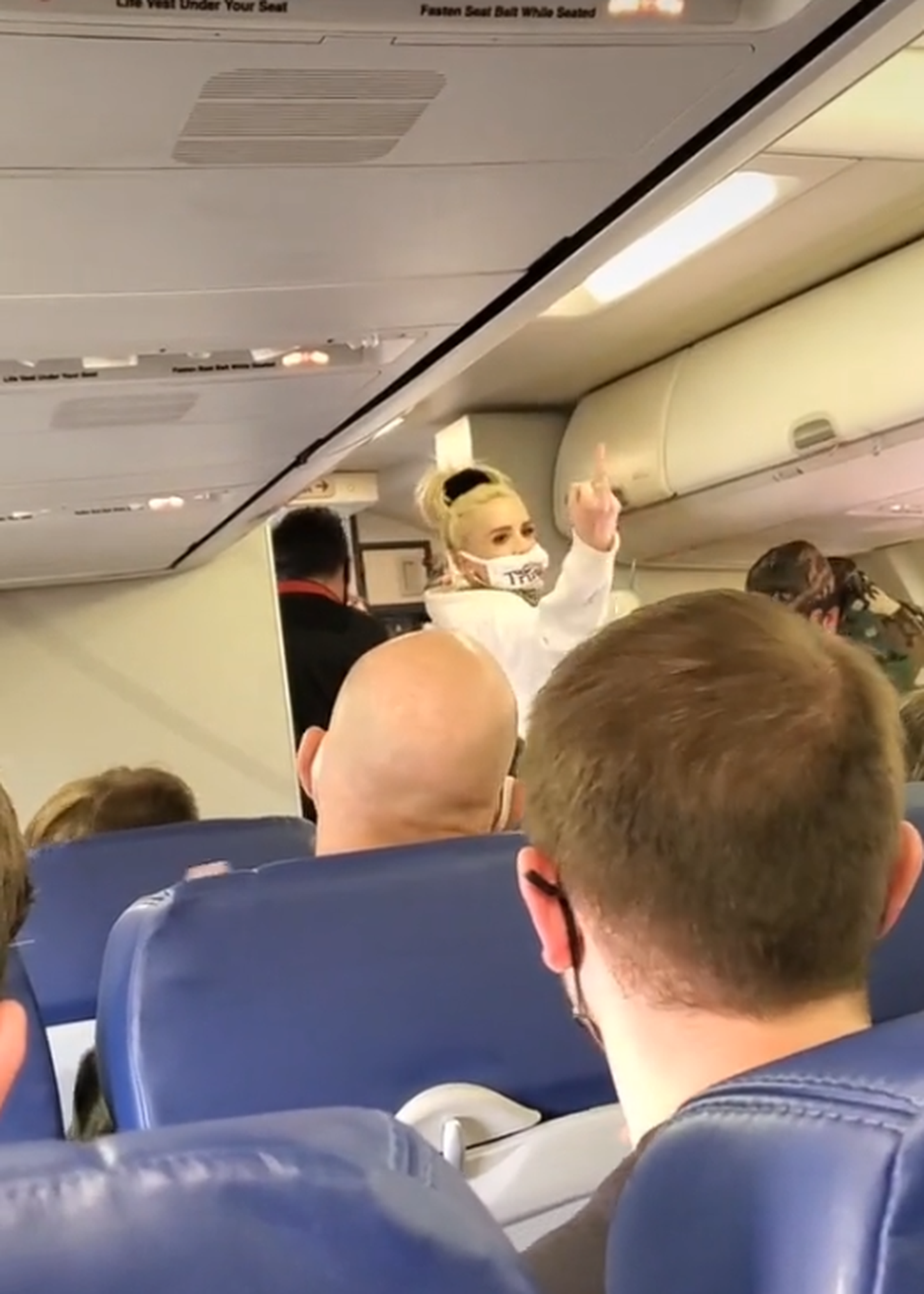 Southwest Airlinesi lennul sattus personaliga vaidlusesse naine, kes tabati ilma näomaskita.